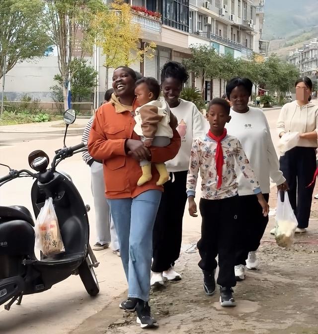 吴子安对外婆太生疏,网友质疑rose对其缺关心,孩子心理怕出问题