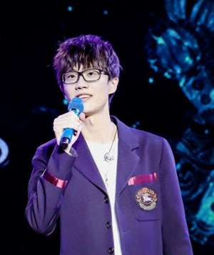 许嵩多少岁(34岁许嵩重出江湖穿毛呢大衣搭渔夫帽成日系少年，直播险些瘫痪)