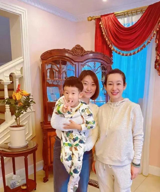 秦海璐携王新军回娘家过年,弟媳贵气漂亮,5岁外甥像极了她