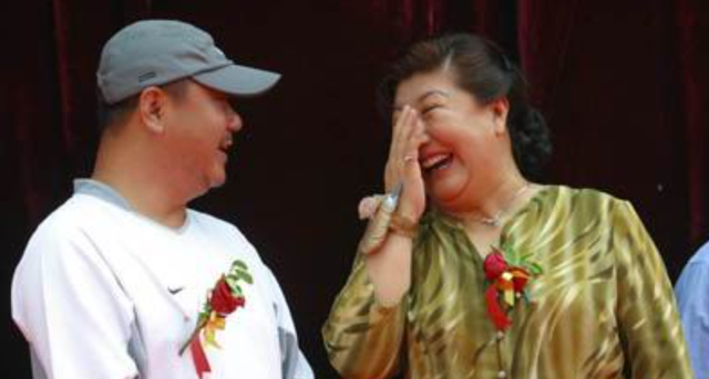 2005年,高秀敏追悼会上众星云集,赵本山低着头若有所思