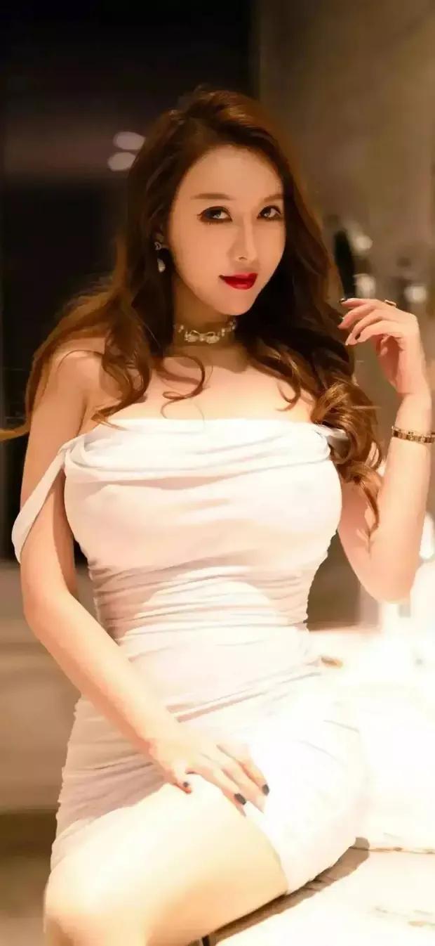 尤妮丝丰满妩媚，魔鬼身材颜值巅峰，火辣身材兜不住！