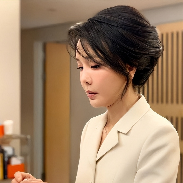 韩国第一夫人被爆大丑闻，宛宛类卿的风还是吹到了韩国