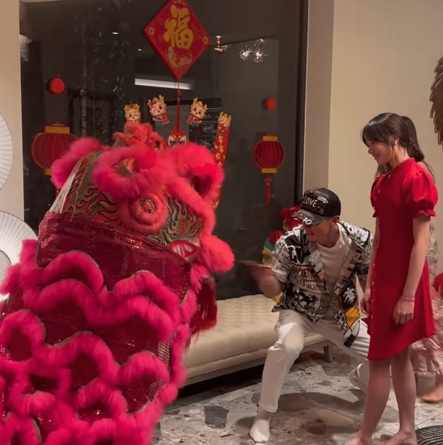 吴尊在文莱豪宅过年,Max在家舞狮,neinei比妈妈漂亮,她腿好长
