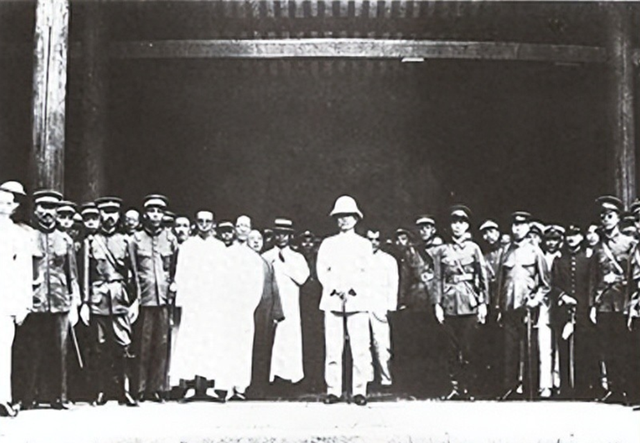 41年,蒋介石见士兵衣着破烂大怒,陈明仁嘲讽:都是你发的破布料