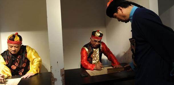 在号舍里吃喝拉撒睡觉都要蜷着,科举考试考生很悲惨