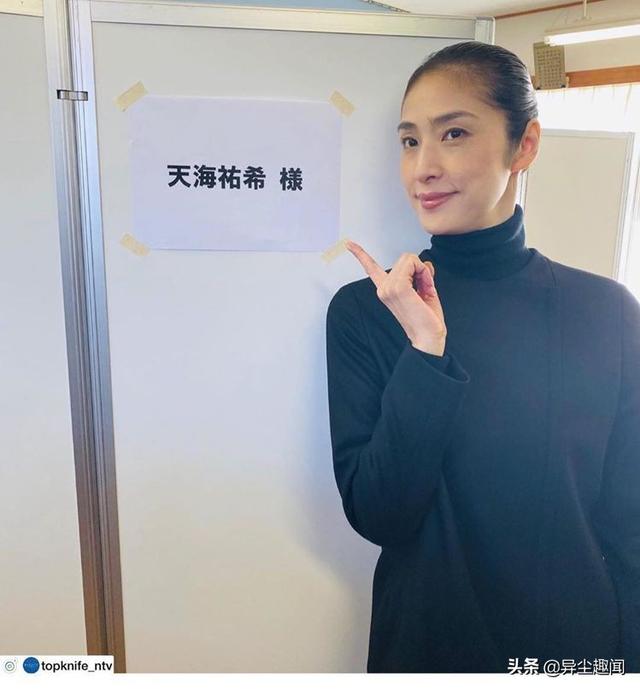 《女王的教室》17年了！剧中严厉恶魔老师54岁近照，Q弹少女肌肤