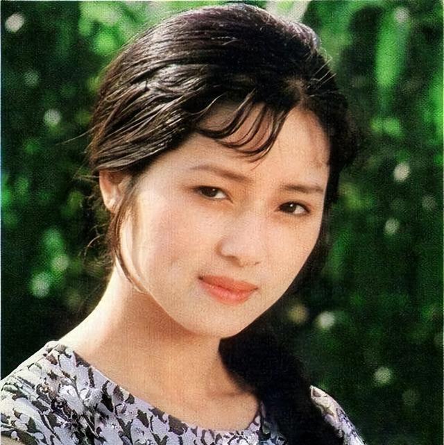 她美丽而低调,本是林黛玉扮演者的候选人,因年龄大演了秦可卿