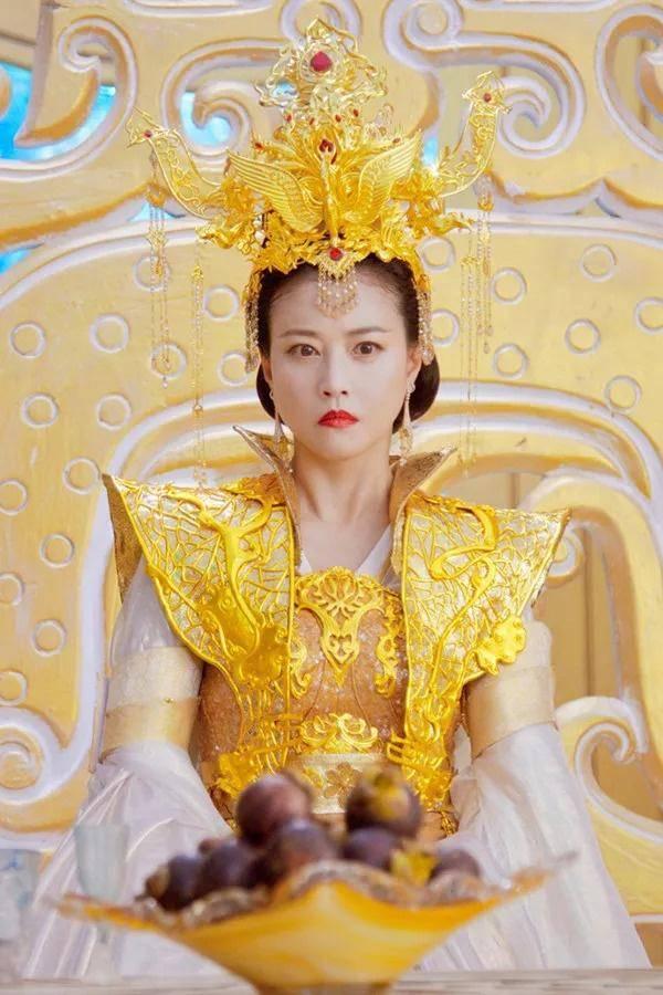 “最美周芷若”周海媚晒近照，眼角细纹太深显老态，54岁仍未婚