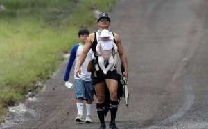 小正太换泳裤(米兰达可儿长子现身，10岁身材严重发福，陪亲爸带6个月大妹妹)