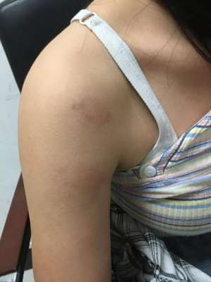 外露(内衣外露广州大一女生被室友骗到角落后遭毒打，还录了视频)