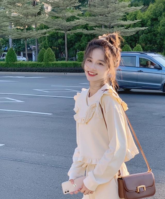 试了这么多发型才知道,高丸子头最显年轻,大方百搭又有元气