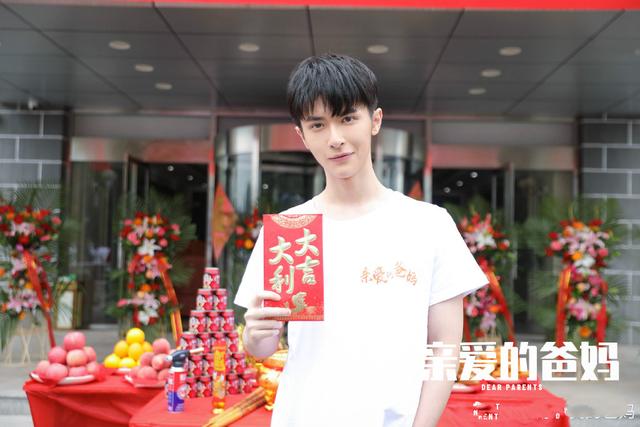 99年男星被曝耍大牌，踢群演盒饭吼对方，身份遭扒和台前差距大