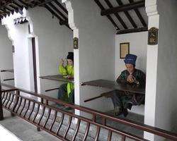 蜷着(在号舍里吃喝拉撒睡觉都要蜷着，科举考试考生很悲惨)