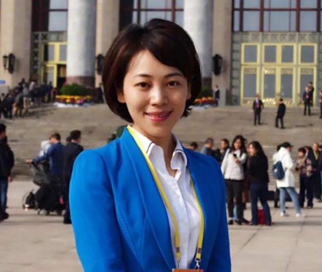 央视劳春燕:38岁挺孕肚主持 ,与丈夫分居16年,50岁美得像少女