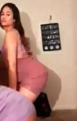 美女主播跳电臀舞(美少女直播跳电臀舞，妈妈闯入将2人暴打，裙子都撕成了这样)