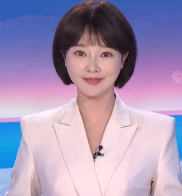央视美女主播胡蝶:与大12岁导演闪婚,7年生一对儿女,幸福美满