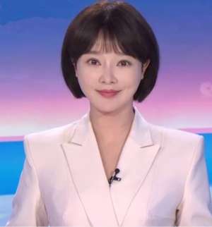 美女主播蝴蝶微博(央视美女主播胡蝶：与大12岁导演闪婚，7年生一对儿女，幸福美满)