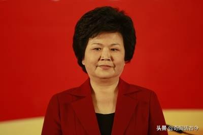 她是新闻联播最早的主持人,退休后卷入广告风波,今低调安享晚年