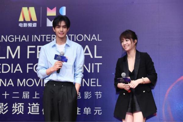 宋威龙和宋芸桦新片献银幕初吻,见面会亲昵“摸头杀”点燃现场