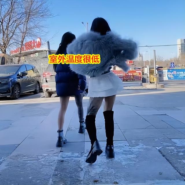 纪实:2女户外摆拍,光着腿露出美少女文身,网友:有故事的女孩