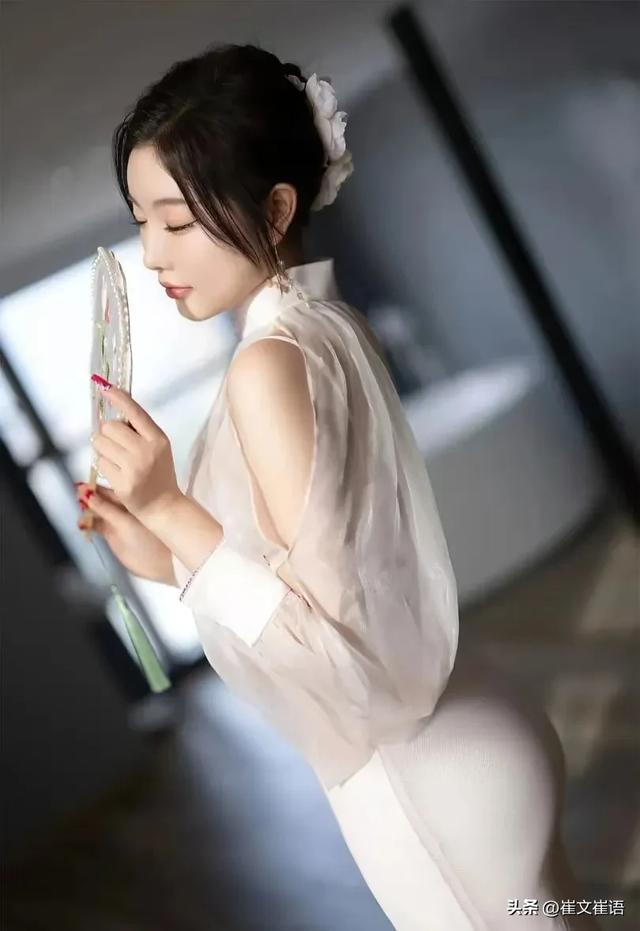 顶级模特杨晨晨,极品身材、完美腰臀,背影太美了