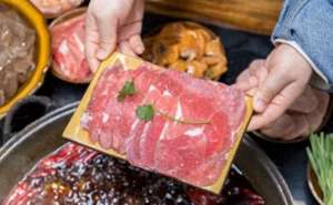 女主播青草空姐(重庆空姐兼职开火锅店，靠颜值火爆一时，半年赔60万只能关门歇业)