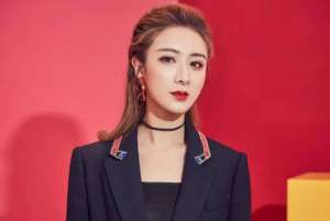 女主播 琦(还记得偷税漏税消失一年的薇娅吗？如今赚得比之前还多)