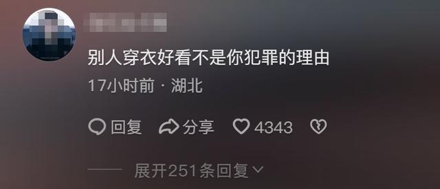 美女直播烧烤被顾客摸屁股,日常视频曝光,网友:这谁顶得住