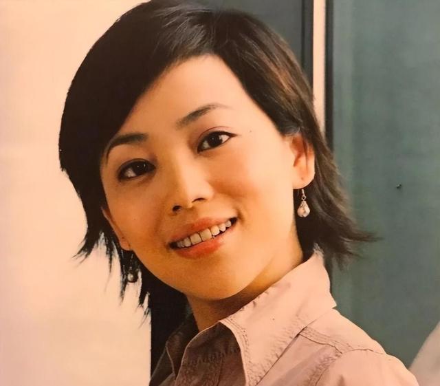 央视劳春燕:38岁挺孕肚主持 ,与丈夫分居16年,50岁美得像少女