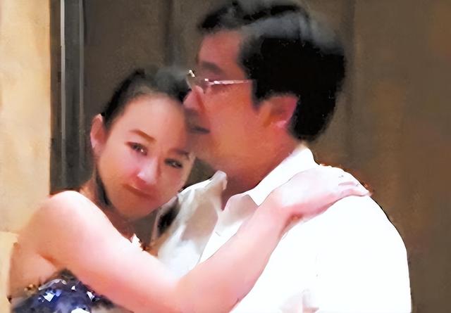 13年香港美女主持发文《我被大老虎霸占的4年》:每天一万不开心