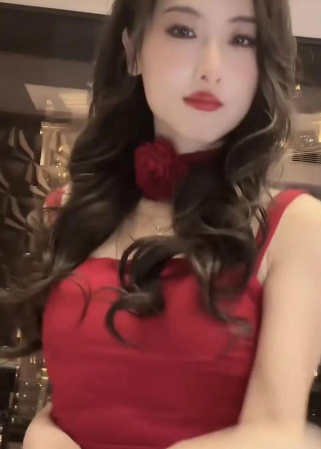 极品反差!LPL著名女解说转行擦边主播?直播红衣吊带热舞撩人