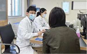 美女主播衣服脱落(年轻女主播崩溃全身脱皮、奇痒不止只因24小时都在…紧急提醒)