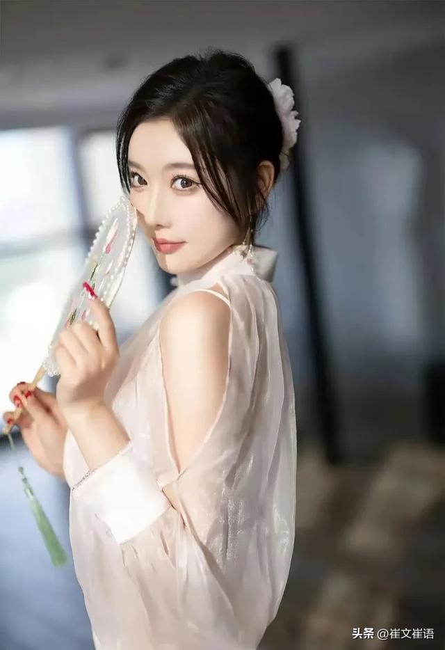 顶级模特杨晨晨,极品身材、完美腰臀,背影太美了