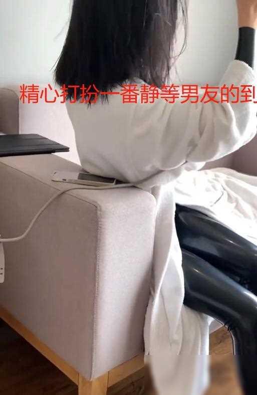 女子去见异地男友,特意穿上连体胶皮衣,精心打扮在酒店兴奋等待