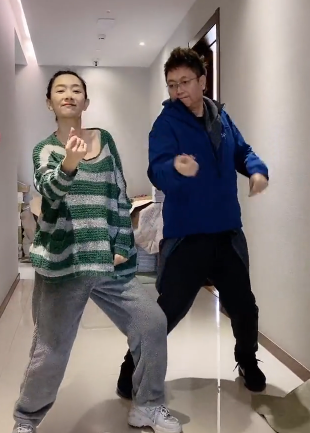 主持人王芳和王为念热舞,魔性扭动惹大笑,曾患重病对方心疼落泪