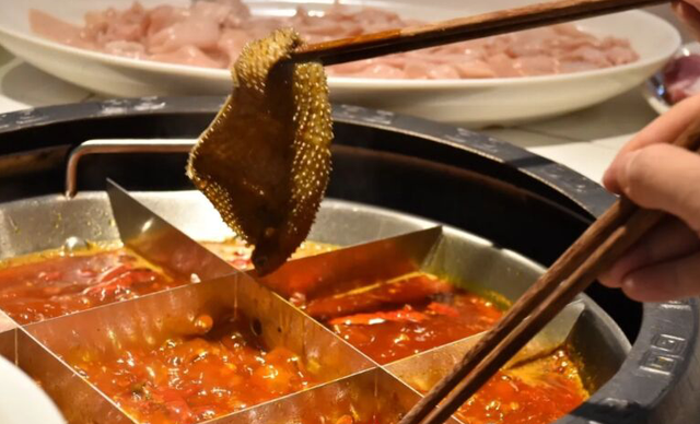 重庆空姐兼职开火锅店,靠颜值火爆一时,半年赔60万只能关门歇业