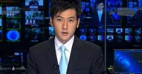 前央视男主持人晒近况,穿豹纹戴粉色长发,家具陈旧杂物堆积