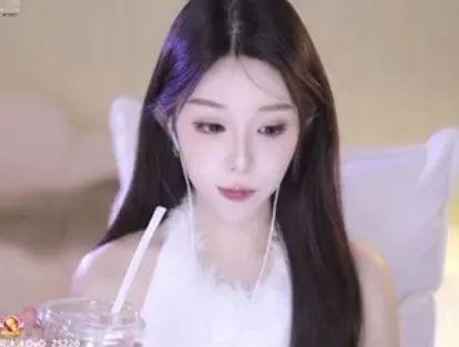 女主播阿沐沐的“200万条件”:笑点背后的现实与清醒