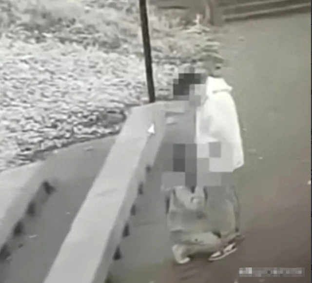 火爆一幕!防火指挥中心直播野外男女的不雅视频,后台竟有人解说