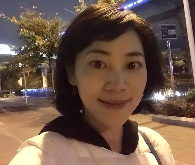 央视劳春燕:38岁挺孕肚主持 ,与丈夫分居16年,50岁美得像少女