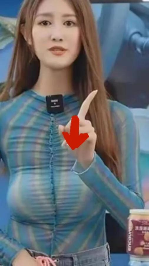 惊!身材火辣!女主播内衣下滑引发热议