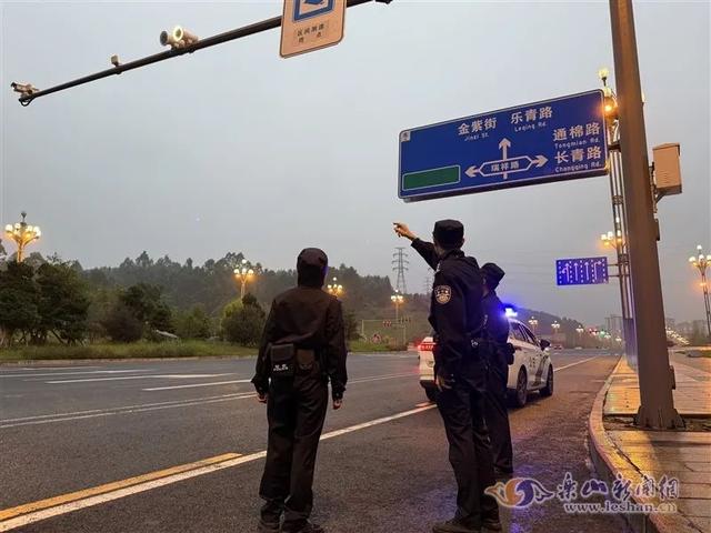 女主播凌晨路边直播,被宝马车蓄意冲撞!司机暴怒原因查明