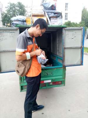 女主播晓晓露卫生巾(石家庄外卖员给顾客捎香烟饮料卫生巾居多 拒绝可能遭差评)