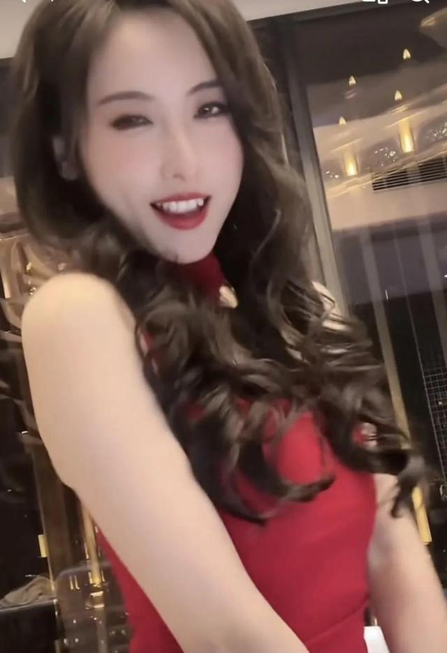 极品反差!LPL著名女解说转行擦边主播?直播红衣吊带热舞撩人