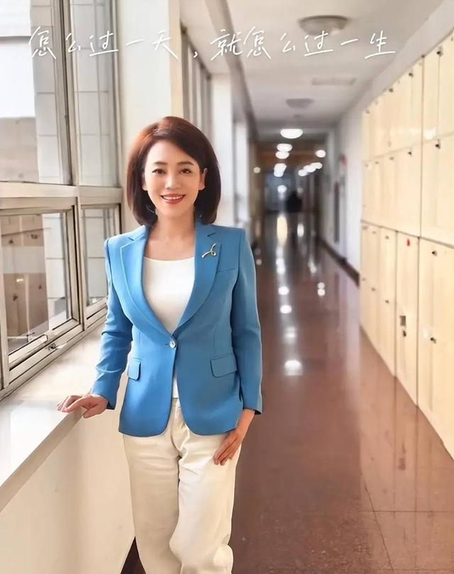 央视劳春燕:38岁挺孕肚主持 ,与丈夫分居16年,50岁美得像少女