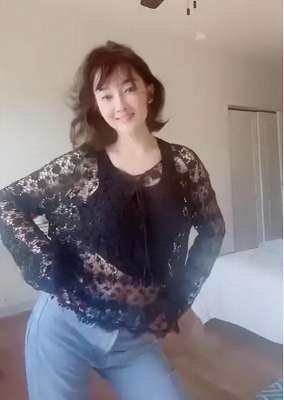 女主播扭臀热舞(牛莉直播间彻底放飞了穿“挖洞衫”配“半截背心”，扭臀热舞)