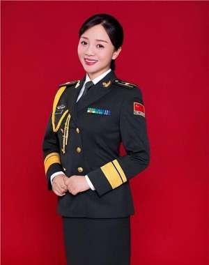 女主播 军装(央视《军事报道》四大美女，全国唯一穿军装播报新闻的主播)