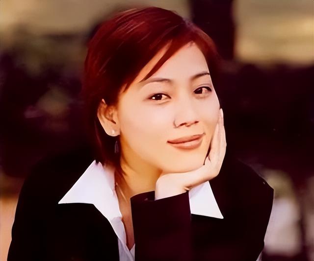 央视劳春燕:38岁挺孕肚主持 ,与丈夫分居16年,50岁美得像少女