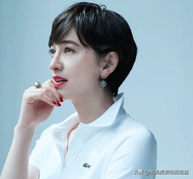 日本最美混血主播:名人二代收割机,42岁挺着孕肚嫁前首相之子