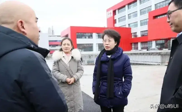 贵州女“老虎”,被逮捕画面曝光,网友关注点都在衣服上